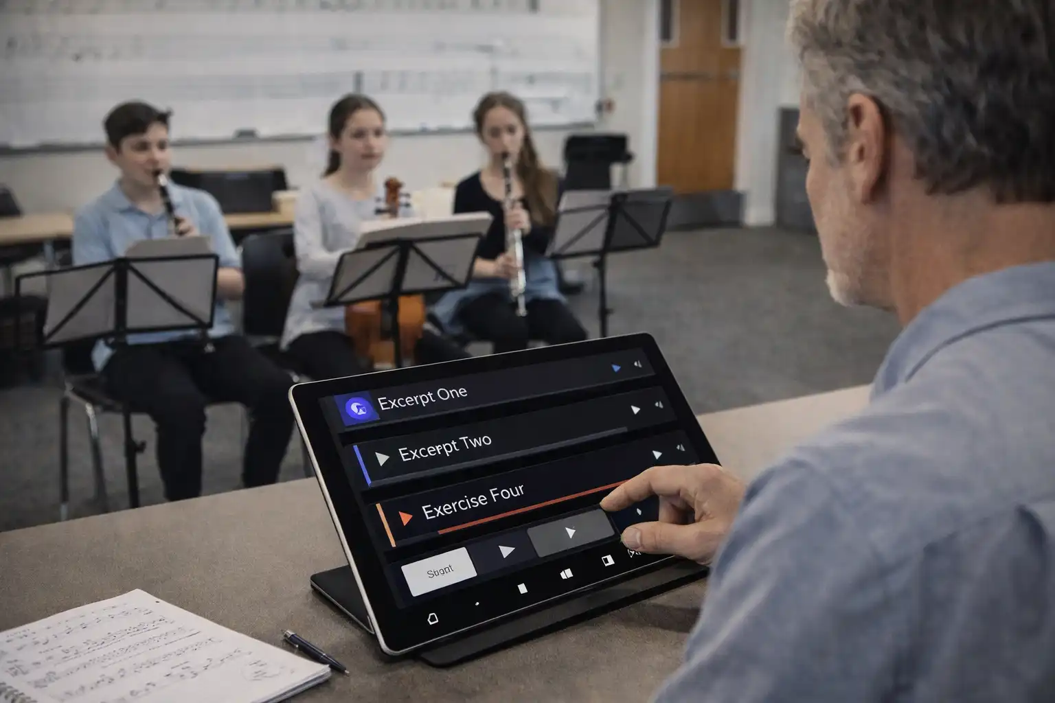 Professeur de musique utilisant une tablette pour lancer un extrait audio en classe